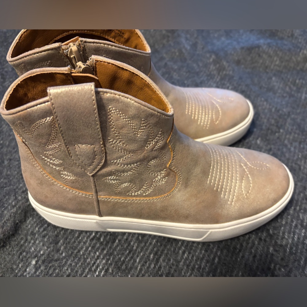 Very Volatile Los Angeles Cowgirl Sneaker Bootie Size 7 - Picture 11 of 12